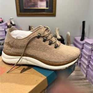 OTBT loafer tennis shoe